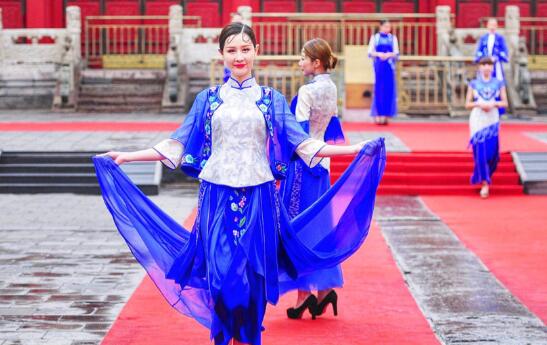 秀出中国美 海外媒体代表欣赏盛京满绣展示