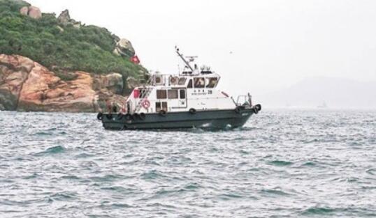 港媒:香港西贡吊钟洲一艘帆船侧翻 至少10人坠海