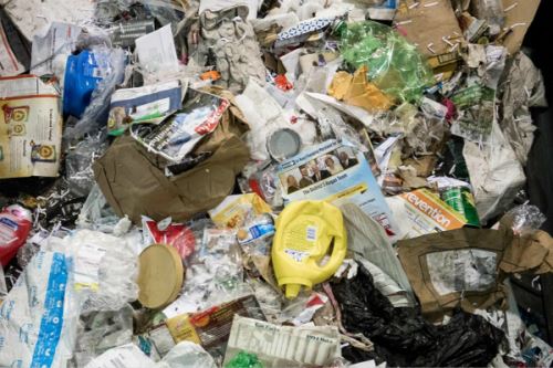 中国大陆拒收"洋垃圾" 86国百万吨废品涌入台湾