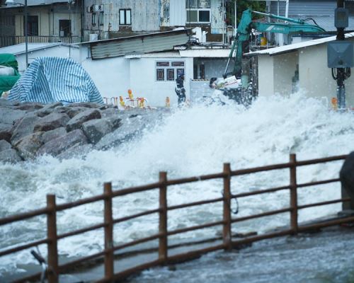 "山竹"来势汹汹 香港发出最强警告：挂10号风球