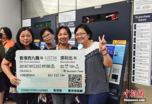 资料图：9月1日起，港铁一连两日举办高铁西九龙站公众开放日，大批市民入场参观，除了了解高铁设施运作外，亦在站内兴奋留影。<a target='_blank' href='http://www.chinanews.com/'>中新社</a>记者 麦尚旻 摄
