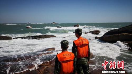 资料图：连日来，福建沿海风大浪急。图为福建海警二支队救援现场。海警提供