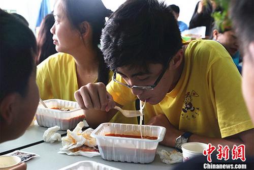 资料图：华裔青少年品尝柳州螺蛳粉。 <a target='_blank' href='http://www.chinanews.com/'>中新社</a>记者 林馨 摄