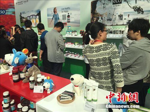 国内消费者在某跨境电商企业参观国外商品展示。<a target='_blank' href='http://www.chinanews.com/' >中新网</a> 吴涛 摄