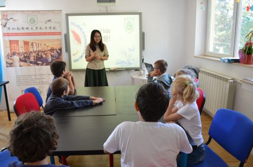 趣学汉语：布加勒斯特爱因斯坦小学举办汉语招生宣讲活动