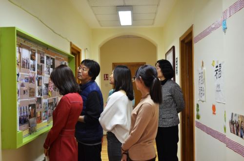 代表团欣赏孔院学生优秀作品