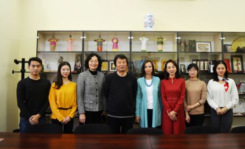 孔院教师与代表团合影留恋