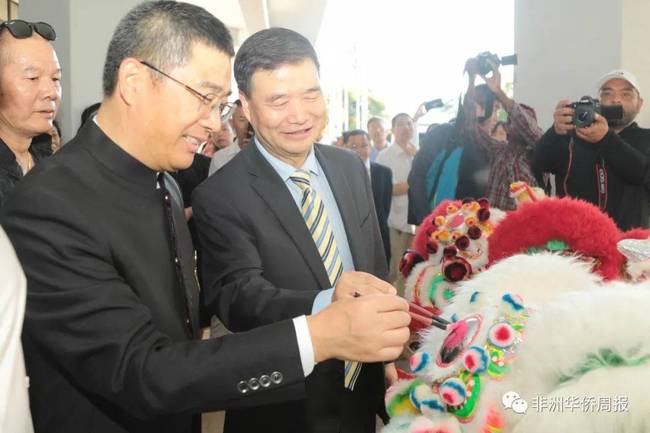 赵彦博大使和南庚戌会长为舞狮点睛
