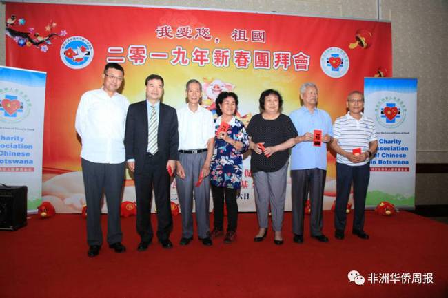 赵彦博大使给老人们送红包