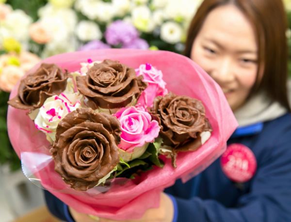 情人节前夕 巧克力色玫瑰花在日本深受欢迎
