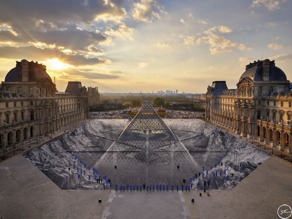 卢浮宫玻璃金字塔塌陷？还是一次视觉艺术