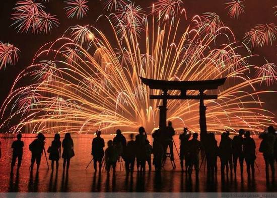 台风”百合”登陆日本 为防大雨多地取消烟火庆典