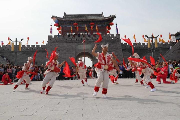 海外华文媒体探访鄂尔多斯草原丝路文化景区的核心景观草原丝路小镇—康镇