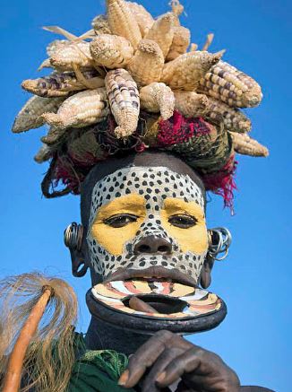 非洲原始部落“唇盘族”身体装饰令人瞠目结舌