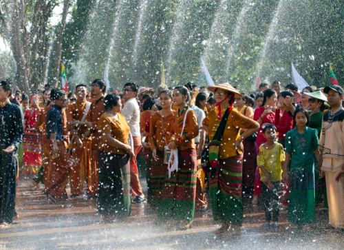 缅甸掸族庆祝传统泼水节 街头“水仗”狂欢嗨翻天