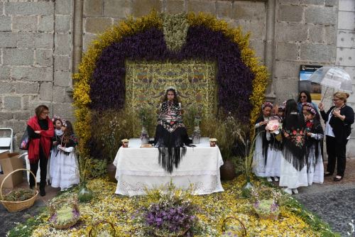 西班牙庆祝传统玛雅节 少女祭坛静坐数小时