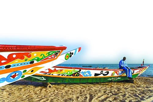 不一样的塞内加尔“赛龙舟”：不翻船不赢