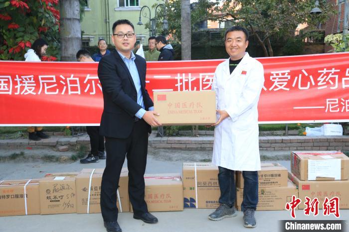 中国援尼泊尔医疗队向尼泊尔中资企业协会捐赠药品