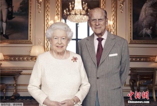 资料图：2017年11月19日讯，白金汉宫18日发布英女王伊丽莎白二世和菲利普亲王合照。伊丽莎白二世与菲利普亲王将于11月20日庆祝结婚70周年纪念。