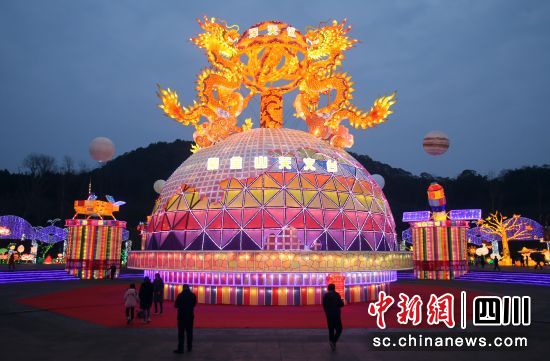 四川阆中“阆苑仙葩”迎春灯会正式亮灯