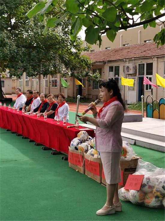 香港著名爱国慈善人士范梅艳到京慰问行知学校