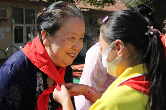 香港著名爱国慈善人士范梅艳到京慰问行知学校