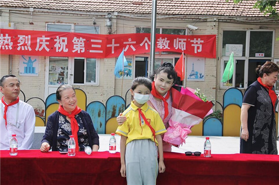 香港著名爱国慈善人士范梅艳到京慰问行知学校