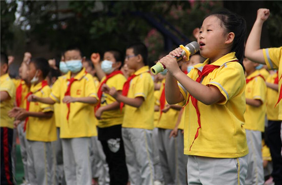 香港著名爱国慈善人士范梅艳到京慰问行知学校