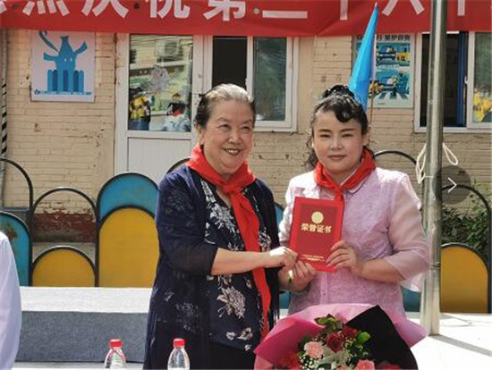香港著名爱国慈善人士范梅艳到京慰问行知学校