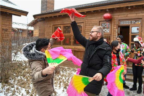 “冬奥冰雪·吉致视界”外籍友人“畅冰雪”“品文化” “冬奥冰雪·吉致视界”外籍友人“畅冰雪”“品文化”