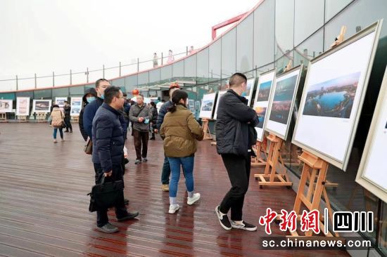 “文艺助力东部新区”签约中青年艺术家作品展现场。 成都市文联供图