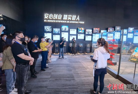海外华文媒体人士参观安踏永不止步企业博物馆。