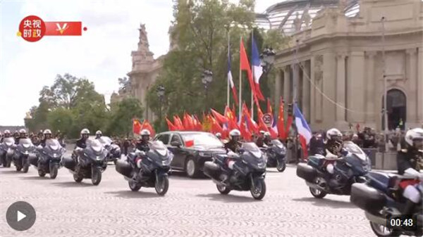 独家视频丨骑兵护卫 习近平乘车前往爱丽舍宫
