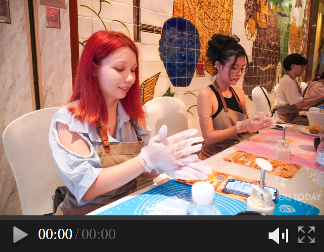 Expats join GDToday to celebrate the upcoming Mid-Autumn Festival with mooncakes