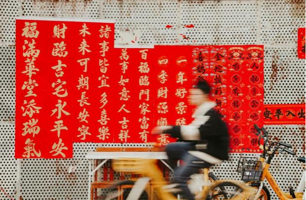 【大美广东】As the Spring Festival approaches, the festive atmosphere is in full swing! Foshan's Kuaizi Road is bustling with excitement  春节近，年味浓！佛山快子路“红了”