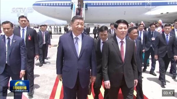 习近平抵达河内对越南进行国事访问