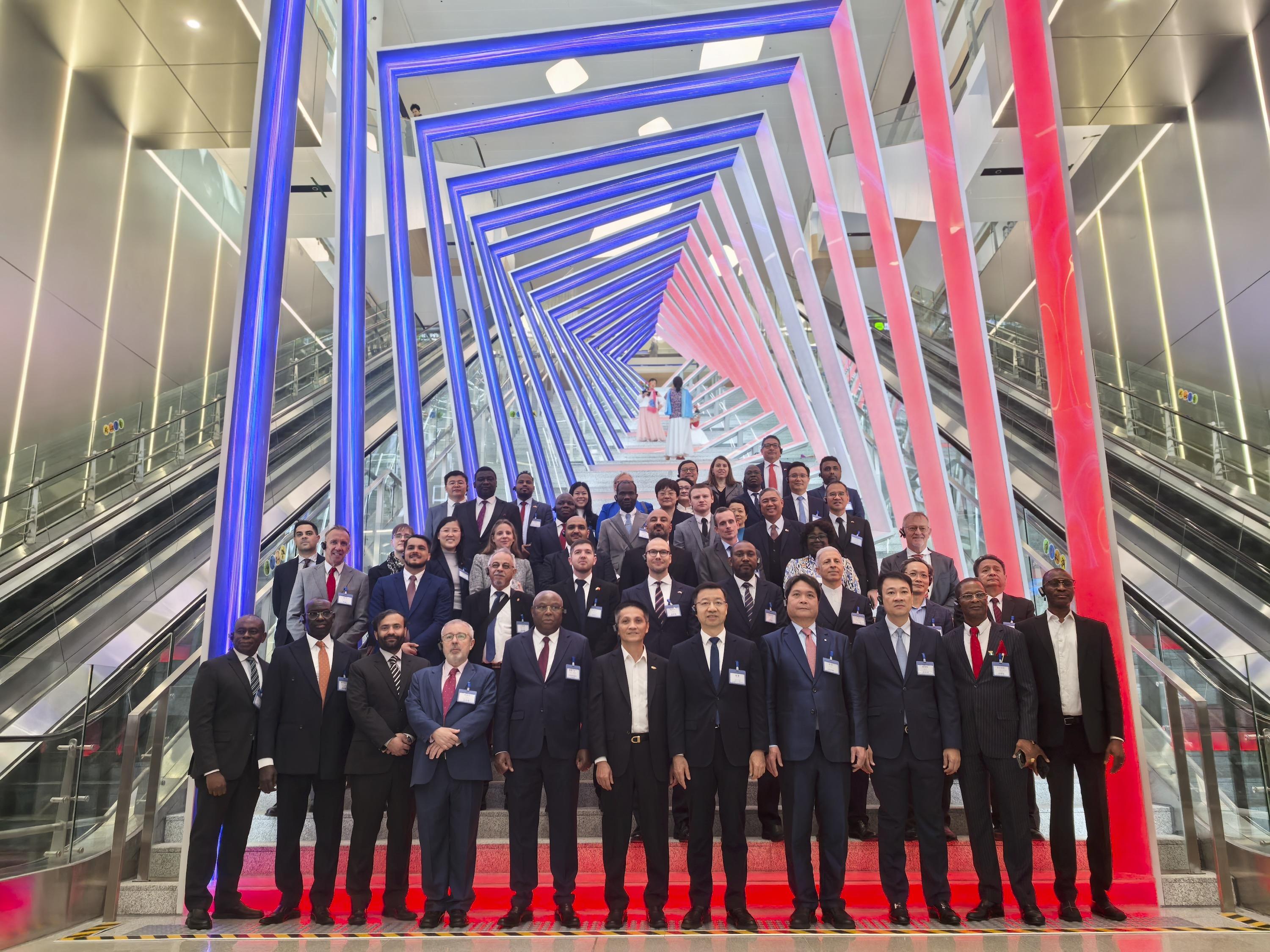 65国领事馆官员齐聚，广州举行2025外国驻穗领团见面会