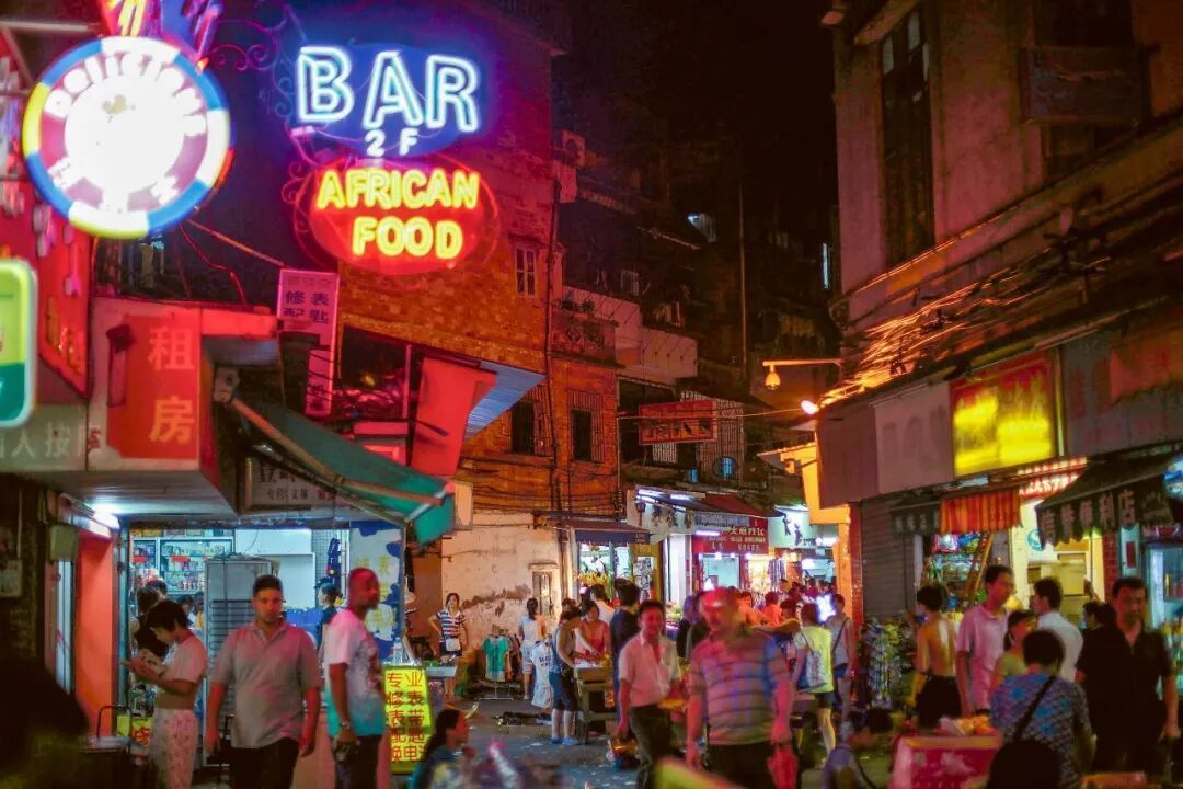 在伦敦摆摊的黑人阿姨，决定去“全场一元”的广州淘金