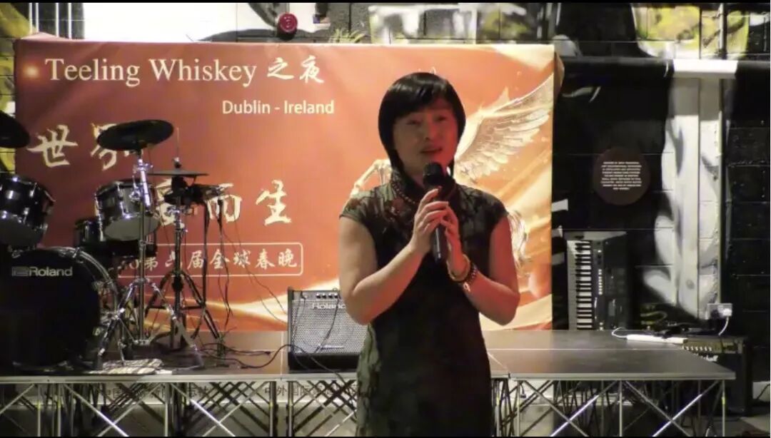 女诗人云泥英文朗诵，情满“世界因爱而生”全球春晚