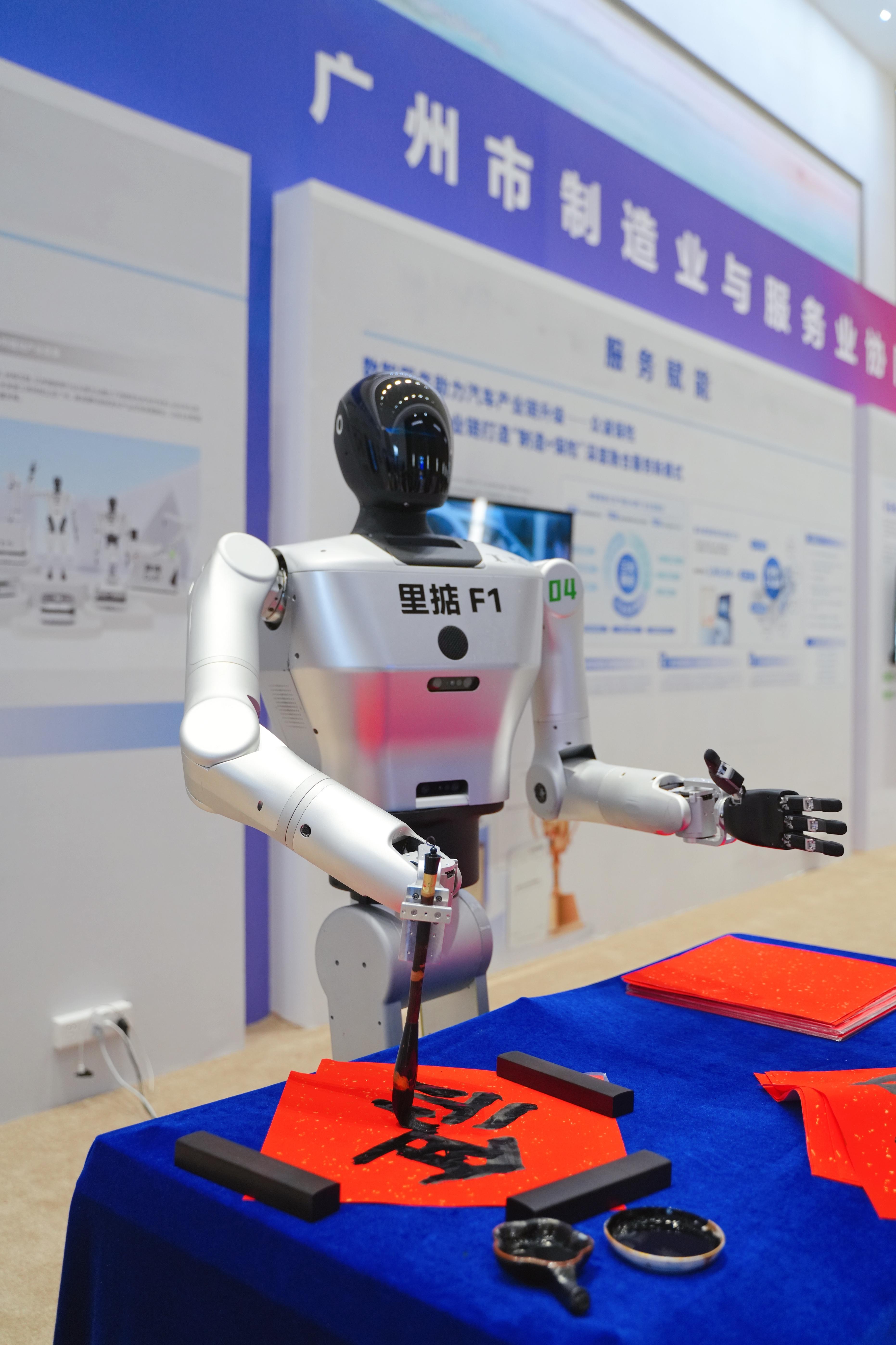 ​“春晚机器人”牵手德国总理之后：广东机器人产业迎来哪些生态突围与全球竞合新启示？｜由来是