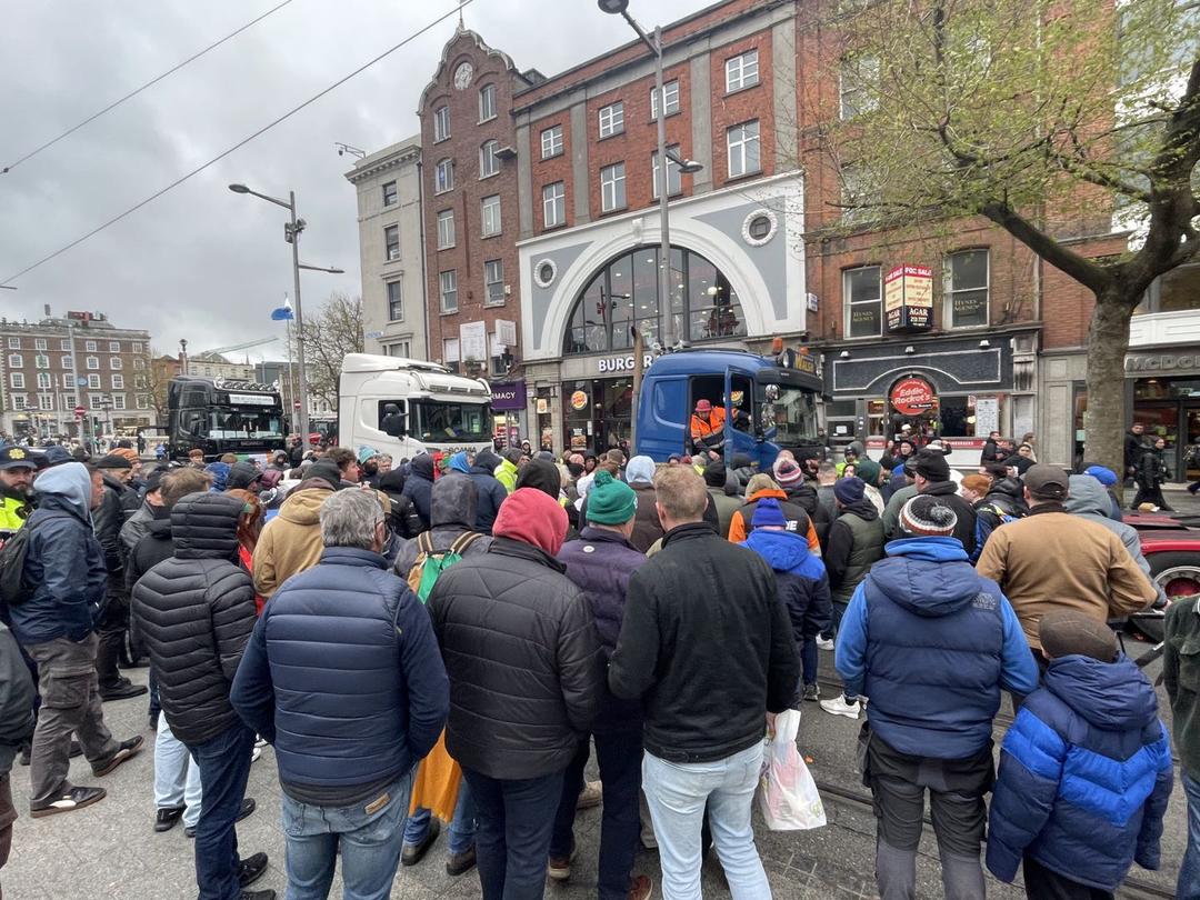 我在爱尔兰看到最心碎的一幕：唱歌跳舞的抗议者，笑着笑着就哭了  英国记者淋雨直播，华人记者含泪记录：这场抗议让所有人沉默