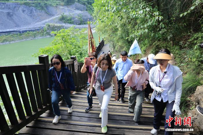 Overseas Chinese-Language Media Explore China's Transportation History Through Mingyue Gorge's 